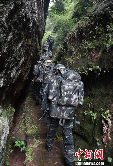 圖為來(lái)自武警福建總隊(duì)三明、龍巖、南平支隊(duì)100余名特戰(zhàn)隊(duì)員在福建省三明市永安?揲瞪嬌?展特戰(zhàn)極限練習(xí)?！◎v照起 攝