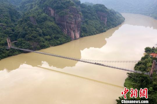 圖為來(lái)自武警福建總隊(duì)三明、龍巖、南平支隊(duì)100余名特戰(zhàn)隊(duì)員在福建省三明市永安?揲瞪嬌?展特戰(zhàn)極限練習(xí)?！『?攝